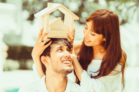 年轻夫妇计划买房子，过着幸福的生活。