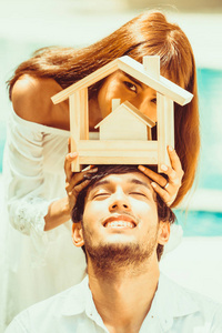 年轻夫妇计划买房子，过着幸福的生活。图片