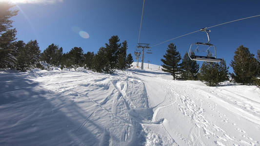 滑雪场斜坡滑雪者在高山峰顶滑滑梯的全景