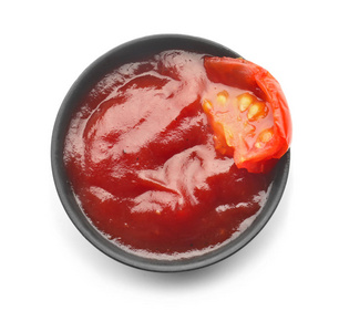 白色背景碗中的美味番茄酱