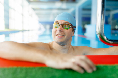游泳池边微笑的运动员游泳运动员肖像