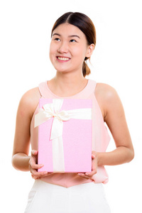 周到年轻快乐亚洲女人微笑着对礼品盒