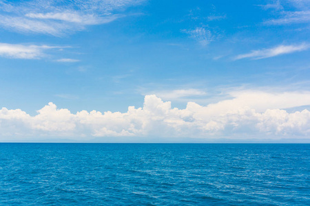 蔚蓝的天空，海中的云，宁静的海景