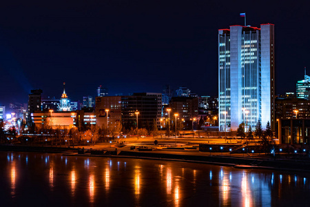美丽的夜晚城市景观叶卡捷琳堡和伊塞特河，灯光反射在冰上。