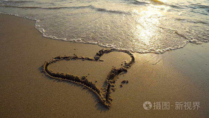 夏日浪漫度假理念沙滩上的壁炉日落时被海浪冲刷