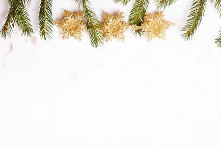 圣诞情绪概念。 布局构图具有传统的节日属性，绿色装饰新鲜松树枝条。 寒假季节。 背景复制空间关闭顶部视图平躺。