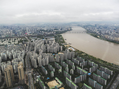 从空中俯瞰首尔市和汉冈河的美丽景色。 韩国