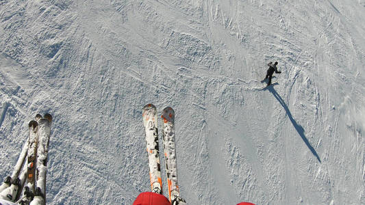 早上，在班斯科的缆车上，滑雪者和滑雪者近距离观看Pirin山科普空间娱乐活动季节性运动概念