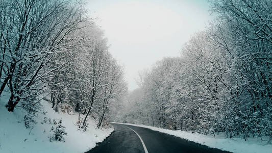 冬季驾驶POV在暴风雪中，山区乡村道路能见度差