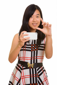 同时考虑聚焦的年轻快乐亚洲女商人图片无线