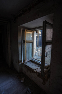 一座废弃的神秘房子窗户上的破碎玻璃。 破窗玻璃的恐怖照片。 阴郁的室内抑郁背景设计悲剧恐怖万圣节