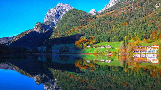 神奇的秋天，阳光明媚的一天在腹地湖。腹地湖水镜反射美景。地点德国阿尔卑斯山上巴伐利亚州贝希特斯加登兰国家公园拉姆索度假村