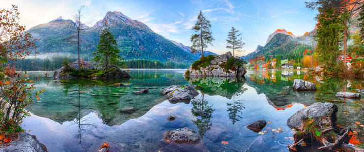 腹地湖奇妙的秋季日出。 岩石岛上树木的美丽景象。 地点度假胜地Ramsau国家公园Berchtesgadener土地上巴伐利亚
