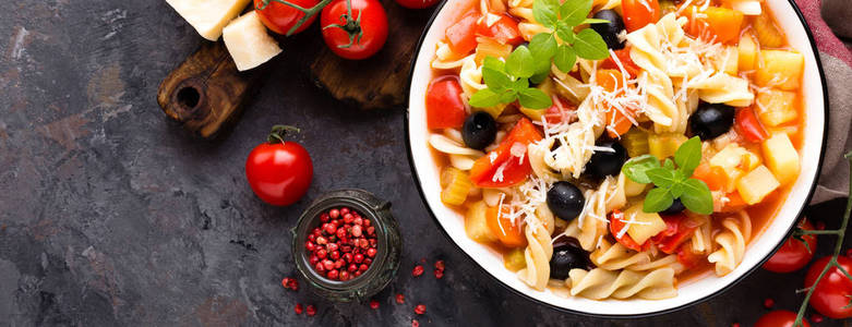 意大利米尼斯特龙素食汤配意大利面和蔬菜