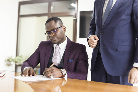 非裔美国人签署合同, 黑人手在官方文件上签名, 出生客户客户夫妇进行购买或签署婚前协议的概念