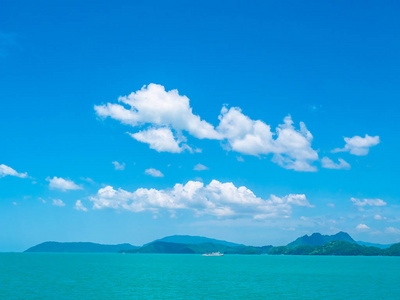 美丽的热带海洋，蓝天背景下的白云，用于旅行和度假