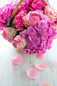 篮子里有漂亮的粉红色玫瑰和绣球花