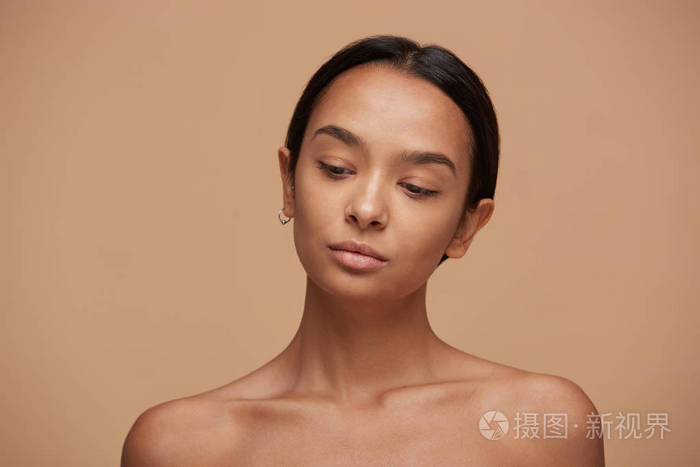 照片 美丽的白种人女孩,向下看,经过护肤和水疗,与健康清洁的新鲜皮肤