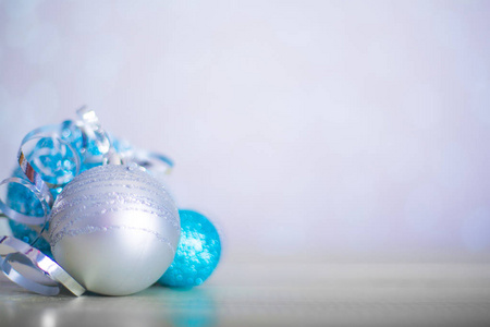圣诞节装饰彩色闪光球在木制背景与复制空间的文本新年卡概念