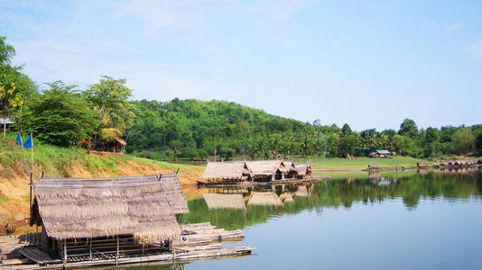 竹船筏浮在河中放松时间景观自然山背景