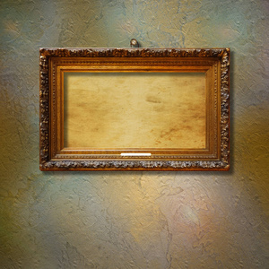 古旧的金色华丽的画框在格朗格石墙上