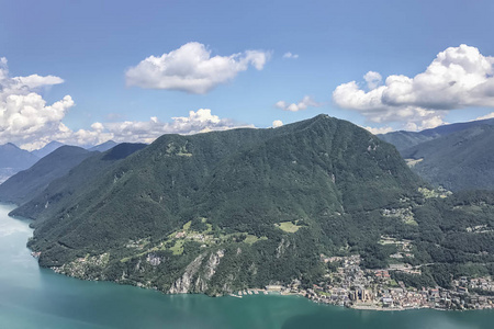 山地蓝湖。 湖上的水面在群山之间