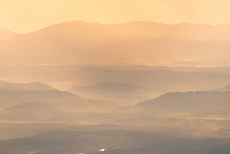美丽的山和早晨的日出在薄雾的海洋上。孟松观点多菲霍姆波克国家公园在。