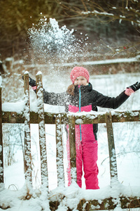 在冬天森林穿滑雪服的女孩