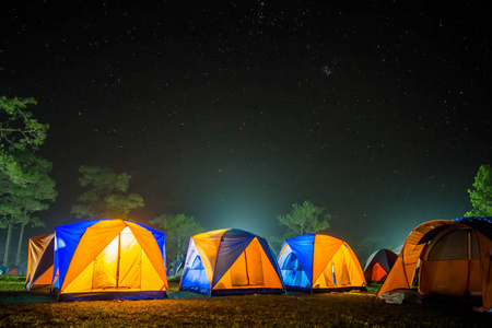 露营旅游和帐篷与明星在夜景。