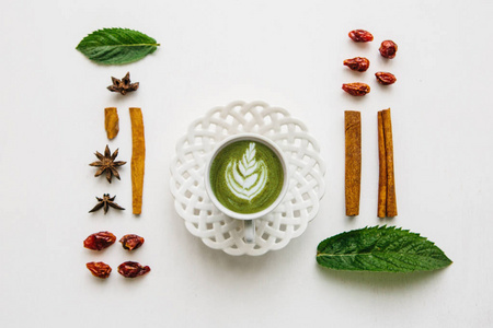 新鲜有用的绿色抹茶拿铁咖啡图片