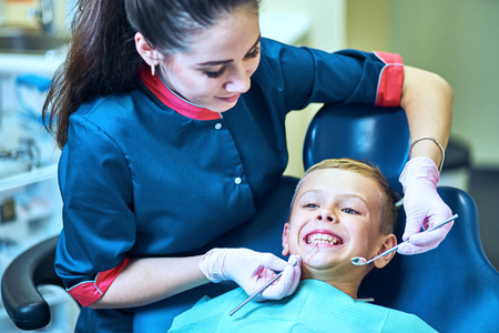 牙科医生治疗他的牙齿和充填腔现代诊所