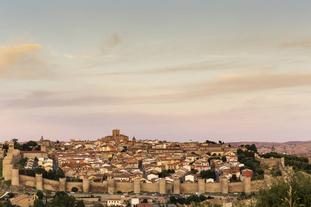 西班牙中世纪城墙环绕的城市阿维拉的美丽全景