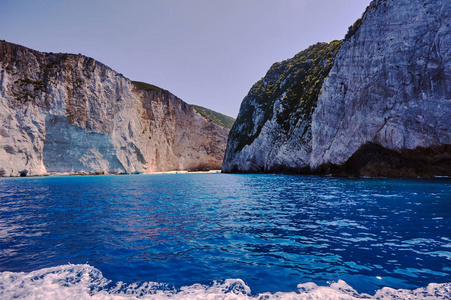 在Zakynthos岛上有一个岩石悬崖的海岸