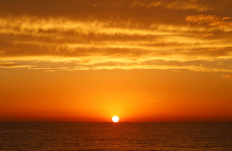 夏日夕阳下美丽的海景照片