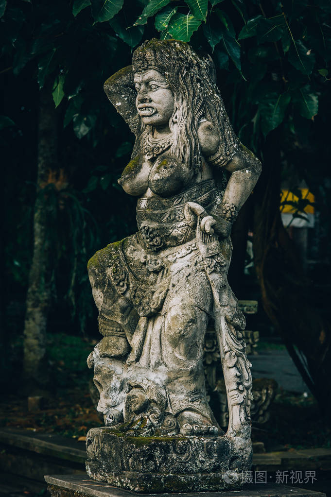 石质传统雕塑艺术形式的特写肖像融入寺庙展示了印度佛教文化的影响