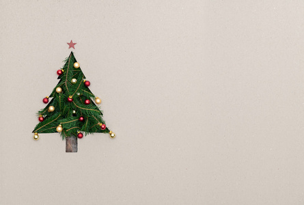 文本或标志空复制空间在垂直的顶视图纸板与自然生态装饰圣诞树松树。圣诞节寒假派对社交媒体卡背景