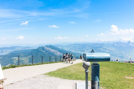 瑞士Rigikulm2017年5月28日Rigikulm瑞士主要旅游景点。 在旺季，许多游客。 瑞士RigiKulm上的视图可