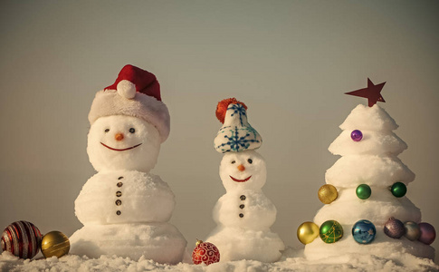 雪人与笑脸在帽子上冬季的一天