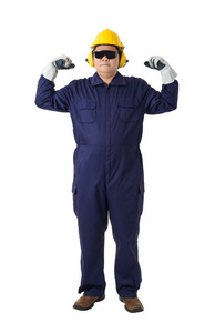 一名工人的全身肖像，戴着头盔耳罩防护手套和安全护目镜，隔离在白色背景剪裁路径上