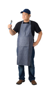 一个穿着黑色衬衫和围裙的工人或仆人的全身画像是在白色背景裁剪路径上隔离的扳手。手工制作DIY概念