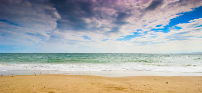 美丽的广角镜头，荒凉的海滩，平静的大海