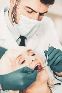 口腔镜检查老年妇女牙齿的闭合