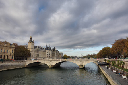 法国巴黎塞纳河上圣米歇尔桥