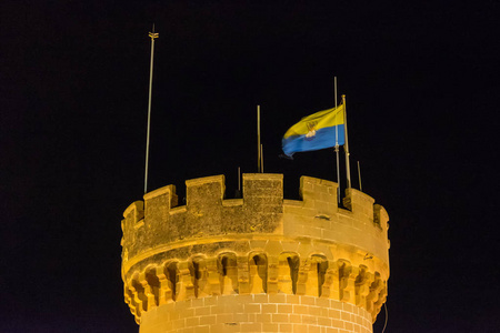 卡斯特尔德费尔斯城堡晚上在巴塞罗那加泰罗尼亚西班牙。