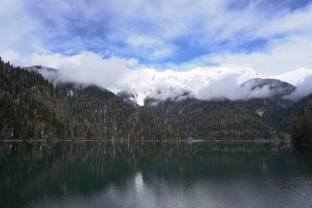 风景天空雪山和山湖