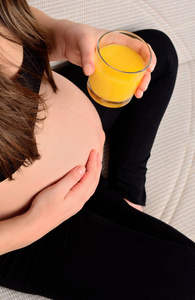 孕妇端着一杯果汁