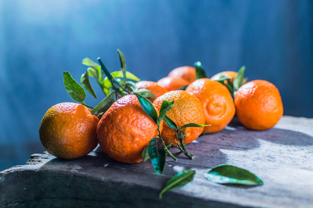 橘子桔子, 官员, clementines, 柑橘类水果与叶子在篮子结束质朴木背景, 拷贝空间