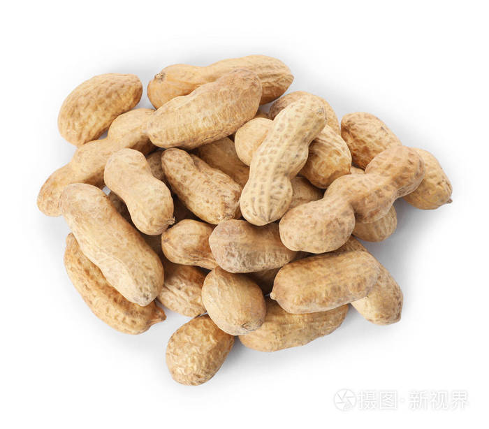 白色背景顶部视图中豆荚中的生花生
