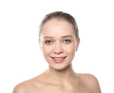 白色背景上美丽年轻女子的肖像。 嘴唇轮廓皮肤护理和美容手术的概念
