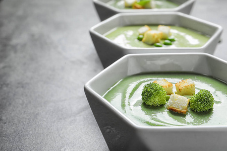 新鲜蔬菜排毒汤，由西兰花和面包汤制成。 文本空间